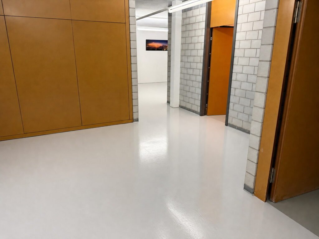 Rénovation de bureaux à Chêne-Bourg avec revêtement de sol en résine polyuréthane viscoélastique finition satinée par Saphir Résine