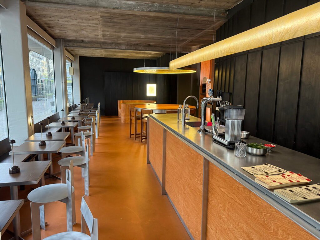 Rénovation du restaurant Yume Dumpling aux Pâquis à Genève avec revêtement de sol en résine PU décorative texturée réalisé par Saphir Résine